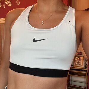 Nike Medium White Sports Bra 🤍